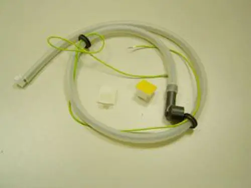 Zündkabel von Remeha, consisting of a flexible tube with connectors and a right-angle fitting, positioned on a plain background.